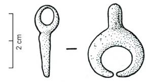 PDH-4066 - Pendant de harnais à charnièrebronzeTPQ : 100 - TAQ : 250Pendant en forme de lunule bombée, lisse, ouverte ou non à la base et souvent pourvu aux pointes de boutons arrondis ou coniques ; au sommet, anneau perpendiculaire pour la suspension, conservant parfois une applique rectangulaire articulée, à rivet, qui assure la fixation sur la sangle de cuir.