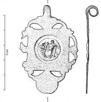 PDH-4105 - Pendant de harnais à crochetbronzePendant en tôle, de forme générale carrée (avec un décor rapporté au centre, souvent réduit à une trace de brasure, dans un cercle incisé), avec à la base une partie plus allongée formant une pelte; tout autour, ajours découpés en arcs de cercles.