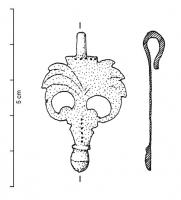 PDH-4107 - Pendant de harnais à crochetbronzeTPQ : 1 - TAQ : 100Pendant de harnais à crochet, de forme générale foliacée, avec deux ajours en forme de pelte, prolongés par un décor ponctué et des contours découpés; lest conique à la base.