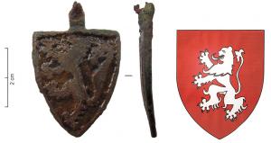 PDH-7035 - Pendant armorié : SabranbronzePendant en forme d'écu, de gueules au lion dressé d'argent : armes de la famille de Sabran.