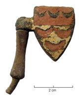 PDH-7124 - Pendant de harnais armoriébronzePendant en forme d'écu, armes émaillées sur fond doré : d'or à 3 croissants de sable en chef et 3 croissants de gueules (2, 1) en pied.