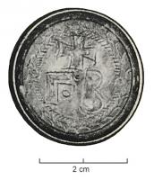 PDM-5032 - Poids circulaire : Γ B (2 unciae)bronzeTPQ : 500 - TAQ : 700Plaque épaisse, de forme circulaire, parfois marquée sur une face d'une croix centrée entourée d'une couronne, de part et d'autre les lettres Γ (pour unciae) et B (pour 2).