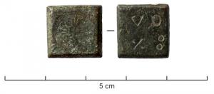 PDM-8010 - Poids monétaire : Henri III, demi-franc d'argentbronzePoids carré ; A/ croix formée de 4 calices tréflés, H au centre ; R/ VD / X°° (5 deniers 12 grains).