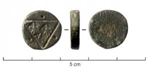 PDM-9054 - Poids monétaire : Charles VI à Charles VIIbronzePoids artisanal, de forme cylindrique, marqué sur une seule face : entre trois incisions disposées en triangle, triple enfreinte de fleur de lis dans un cartouche losangique; à l'extérieur, points profondément imprimés.