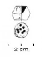 PDS-4441 - Poids sphérique (section) : 1 uncia ?bronzeTPQ : -30 - TAQ : 500Poids en bronze coulé, en forme de sphère à deux faces aplaties avec deux faces horizontales (en section de sphère) ; poids de 1 uncia à l'origine ? L'une des faces laisse apparaître sept points en creux