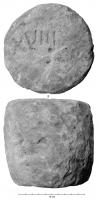 PDS-4466 - Poids sphérique (section) : 18 libraepierrePoids en forme de sphère avec deux faces planes (en section de sphère), parallèles entre elles (parfois des logements pour des coulées de plomb afin d'ajuster la masse) ; sur une face, marque incisée : XVIII (librae).