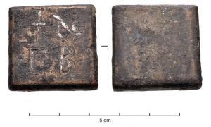 PDS-5025 - Poids quadrangulaire : N [[G]]° B (12 nomismata soit 2 unciae)bronzeTPQ : 500 - TAQ : 700Plaque épaisse, de forme carrée, marquée sur une face de  lettres incrustées d'argent : + N et en-dessous Γ° B, soit NIB / Γ B (12 nomismata, soit 2 unciae) ; revers lisse.