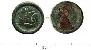 PDS-5047 - Poids circulaire : N B (2 nomismata)bronzeTPQ : 600 - TAQ : 900Poids cylindrique dont la face supérieure, légèrement bombée, a été creusée au tour en ménageant un rebord; inscription gravée, en lettres pattées, très schématiques, surmontées d'une étoile : N(omismata) B(êta), deux nomismata.