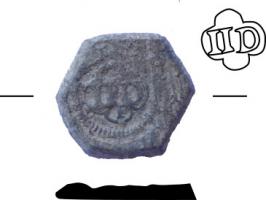 PDS-8006 - Poids monétaire hexagonal : 2 denierscuivreplaque hexagonale peu épaisse, aux contours chanfreinés, avec une estampille : Inscription 