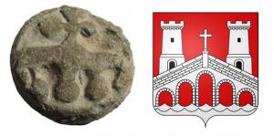PDS-9209 - Poids de ville : SommièresplombPoids coulé, avec sur une face, en relief assez grossier, les armes de la ville de Sommières : le pont romain sur le Vidourle, surmonté d'une croix.