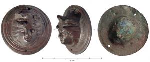 PHA-4005 - Phalère : gorgoneionbronzeTPQ : -10 - TAQ : 300Médaillon circulaire en bronze, de facture légère, sans trou de fixation sur la collerette ni au revers (parfois une fente au sommet de la tête) ; tête de Méduse au regard pétrifiant, ailerons sur le front ; les cheveux encadrant le visage peuvent apparaître comme des serpents, parfois incisés sur le pourtour.