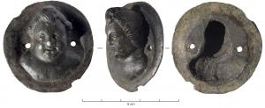 PHA-4010 - Phalère : tête d'enfantbronzeMédaillon creux en bronze, représentant une tête d'enfant joufflu (corymbe), les épaules nues, percée de 2 trous de fixation.