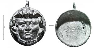 PHA-4036 - PhalèrebronzeTPQ : 1 - TAQ : 300Phalère circulaire avec un décor de masque de Méduse.
