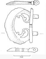 PLB-4074 - Boucle de cingulum var. d'AislingenbronzeBoucle de ceinture dont les deux extrémités se replient en crosse fermée vers l'intérieur ; l'ardillon en forme de fleur de lis (ou orné d'un motif quadrangulaire ajouré) vient s'insérer entre ces crosses et comprend deux excroissances qui en épousent les formes ; axe en fer.