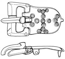 PLB-5133 - Plaque-boucle articuléebronzePlaque-boucle articulée, à boucle rectangulaire encochée pour le repos d'ardillon ; la plaque articulée par deux charnons coulés est de forme oblongue avec une extrémité arrondie à ergot central ; décor de cercles oculés ; au revers, bélières coulées pour la fixation sur la ceinture.