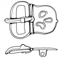 PLB-5160 - Plaque-boucle rigidebronzeTPQ : 550 - TAQ : 610Plaque-boucle non articulée, à boucle approximativement rectangulaire, encochée pour le repos d'ardillon ; la plaque est de forme oblongue à bords festonnés, avec un décor d'ajours ; au revers, bélières coulées pour la fixation sur la ceinture.