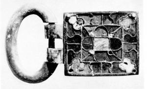 PLB-5525 - Plaque-boucle à décor de cabochonsbronzeTPQ : 500 - TAQ : 600Plaque-boucle à plaque rectangulaire, formant un caisson dans lequel des pierres (grenats…) ou des verroteries, fixées par des cloisons de bronze, forment généralement un motif rayonnant.