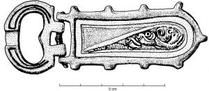 PLB-5568 - Plaque-boucle lyriforme wisigothiquebronzeTPQ : 640 - TAQ : 700Plaque-boucle lyriforme à bords rectilignes ou très légèrement concaves, ergots sur tout le pourtour, parfois bouton terminal; décor couvrant, d'inspiration graphique, basé sur une ligne oblique (5) ou ondulée (5a); boucle articulée par deux charnons, et souvent ornée de lignes gravées; au revers, trois bélières coulées pour la fixation sur le cuir.
