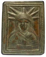 PLV-4005 - Plaquette votive : déesse thracebronzeDans un triple cadre cordé, buste d'ujne divinité féminine, coiffée d'un diadème radié, les cheveux longs tombant sur les épaules, portant une cuirasse avec aegis : sans doute une divinité thrace assimilée à Minerve.