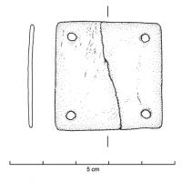PMT-4003 - Plaquette de métier à tisseros ou bois de cerfPlaquette de métier à tisser de forme carrée, perforée dans chaque angle pour le passage d'un des fils de trame.