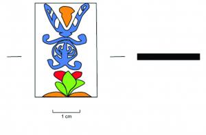 PQM-4009 - Placage mosaïqué (décor de coffret ?)verrePetit élément de forme quadrangulaire orné d'un motif multicolore où sont représentées palmettes et fleurs de lotus. Résultats obtenus grâce à la technique du verre mosaïqué polychrome.