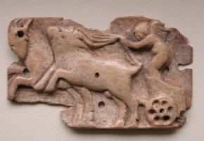 PQM-4014 - Placage en os à décor figuréosPlaque avec scène mythologique en relief : Amour conduisant un bige ; perforations périmétriques.