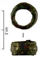 PRL-3005 - Perle cylindrique gracile : décor rubannébronzePerle cylindrique gracile (D. perforation > D. section) ; décor dans la masse d'un ruban bordé de bourrelets (perle-tonnelet).