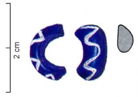 PRL-3590 - Perle annulaire gracile : décor de zigzag - type Ven. 708 et 709verreTPQ : -200 - TAQ : -100Perle annulaire gracile (D. perforation > D. section) en verre bleu cobalt à foncé ; décor d'un zigzag en verre en blanc opaque sur le dos de la perle.