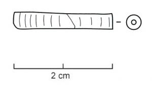PRL-4033 - Perle cylindriquejaisTPQ : 300 - TAQ : 400Perle en jais : segment allongé, de section ronde, à perforation longitudinale. Le traitement du corps est variable, il peut être lisse, ou orné d'une alternance de sections moulurées ou gravées de fines stries, ou encore torsadé.