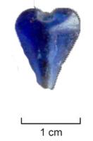 PRL-4059 - Perle cordiformeverreTPQ : 275 - TAQ : 400Perle cordiforme en verre bleu, lisse; perforation verticale.