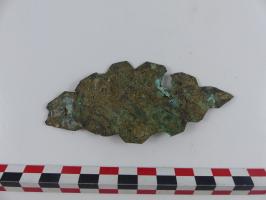 PRT-4010 - Feuille  de couronne ou de diadème en bronzebronzeTPQ : -30 - TAQ : 250Elément foliacé, éventuellement marqué de nervures longitudinales, pourvu d'un appendice pour faciliter sa fixation sur la couronne ou le diadème.