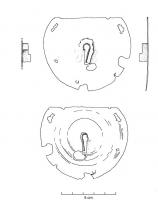 PSE-4016 - Plaque de serrurebronzeTPQ : 1 - TAQ : 200Plaque de serrure circulaire (trous de fixation), souvent ornée de cercles concentriques, avec un accueillage pour clef à mouvement rotatif.