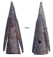 PTF-9001 - Pointe de flèche à douille et aileronsferPointe de flèche (ou de trait d'arbalète), à douille conique, pointe triangulaire à longues barbelures effilées.