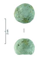 RMA-3007 - Réserve de matière : pain de couleur gris-vert ?argilePetit bloc de matériau indéterminé de couleur bleu-vert grisâtre, pouvant présenter des traces d'usures sur une ou plusieurs de ces faces.