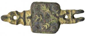 RRL-8007 - Fermoir de reliurebronzeFermoir constituée d'une plaque carrée, généralement décorée, prolongée d'un côté par une charnière, de l'autre par un œillet pour refermer le dispositif sur un plat.
