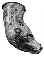 RYT-3003 - RhytonargentRyton en forme de tête animale, souvent un cervidé. Le col peut être orné de relief figurés.
