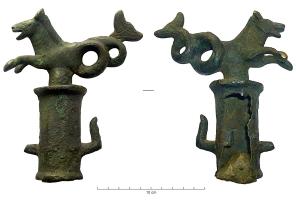SCH-4019 - Suspension de caisse de char : capricornebronzePièce de suspension de caisse de char, constituée d'un socle hexagonal surmonté d'un hippocampe ou capricorne (cheval marin), avec à la base du socle deux robustes crochets en forme de doigt humains.