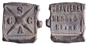 SCL-9045 - Plomb de scellé: gravières de Mussy-sur-SeineplombPlomb carré; sur une face GRAVIERE- MUSSY-S-SEINE; au revers une croix avec dans chaque canton S.G.G.A