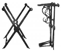 SIE-4002 - Siège pliantferSiège en X, formé de deux cadres en fer, articulés et destinés à fonctionner avec un jeu de sangles en cuir tendues entre les barres supérieures; ce modèle peut être replié selon l'axe central de l'X, mais aussi longitudinalement grâce à une interruption dans l'un des côtés supérieurs.