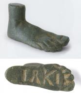 SIG-4093 - Signaculum en forme de pied nu ou chaussébronzeCachet coulé en forme de pied humain, nu ou chaussé, coupé au-dessus de la cheville ; le champ épigraphique, gravé en creux et en lettres non rétrogrades, se trouve sous la plante du pied.