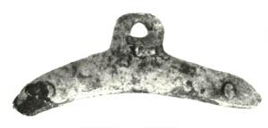 SIT-4031 - Attache d'anse de situlebronzeAttache coulée, constituée d'un anneau pour l'articulation d'une anse, accosté deux deux plaques percées de trous pour  fixation rivetée.