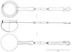 SPL-3005 - Simpulum de type Pescate AbronzeTPQ : -120 - TAQ : -50Objet composite, constitué d'une vasque martelée et d'un manche coulé; la vasque hémisphérique, à fonc arrondi, comporte généralement un col étranglé et une lèvre déversée; le manche est composé de deux parties plates symétriques autour d'un élément composé de deux massues d'Hercule