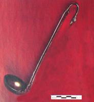 SPL-3011 - SimpulumargentSimpulum vertical, à vasque en calotte, peu profonde; le manche cannelé se termine par un crochet en forme de tête d'anatidé.