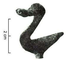 STE-1002 - Statuette zoomorphe : oiseaubronzePetite figurine d'un volatile destinée à être rivetée sur un support métallique : la partie inférieure du corps est plate et pourvue d'un rivet. Corps en forme de goutte, souvent marqué d'incisions; queue élargie par martelage; tête de type anatidé, avec long bec en spatule.