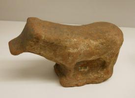 STE-3032 - Statuette : veau ?terre cuiteStatuette d'un quadrupède peu détaillé : veau ?