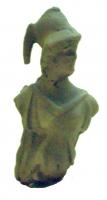 STE-4090 - Statuette : Athéna - Minerveterre cuiteLa déesse porte le casque corinthien à cimier posé sur le crâne, et tourne la tête vers la gauche; elle ne semble pas cuirassée et porte une simple robe dont l'encolure marque un pli en V.