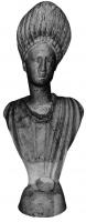 STE-4117 - Statuette : buste fémininterre cuiteTPQ : 80 - TAQ : 150Buste féminin sur une base conique informe, marquée d'un médaillon circulaire; les cheveux relevés forment une haute coiffe à bandes verticales, sommet en ogive au-dessus du front.
