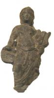 STE-4198 - Statuette : ApollonbronzeStatuette du dieu Apollon à rattacher au type citharède, la silouhette forme un S, elle porte un vêtement noué à la taille, d'aspect assez féminin. Une cithare repose au creux du bras gauche, tandis que la main droite présente une page d'un volumen.