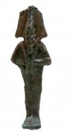 STE-4207 - Statuette : OsirisbronzeOsiris apparaît sous le type coventionnel dit de Basse-Egypte, coiffé de l'atef ; les mains ramenées sur le torse et superposées, empoignent le sceptre héqa et le flagellum nekhekh.