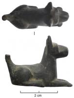 STE-4282 - Statuette zoomorphe : canidébronzeStatuette en forme de chien couché, les oreilles et la queue dressées; présence d'une tige de fixation en fer sur le dessous.